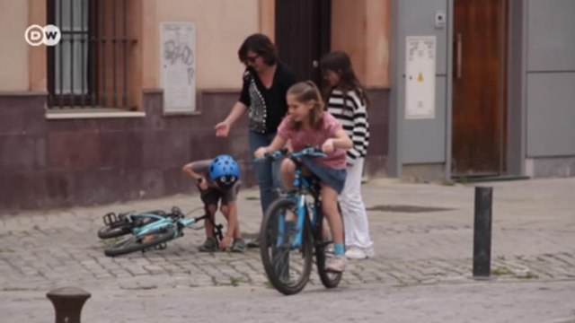 Власти Испании разрешили детям снова выходить на улицы (29.04.2020)