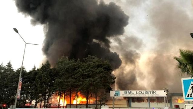 Bağcılar'da bulunan İSTOÇ geri dönüşüm tesisinde yangın çıktı