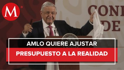 Con un pañuelo blanco, AMLO defiende iniciativa para modificar presupuesto