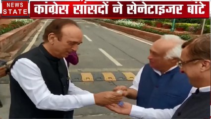 Corona Virus: संसद भवन में Corona Virus को लेकर कांग्रेस सांसदों ने बांटे सेनिटाइजर