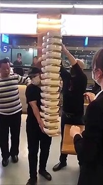 Ce serveur veut absolument servir 30 assiettes en même temps