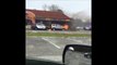 Ce policier a un réflexe incroyable en voyant une voiture en flamme devant un restaurant