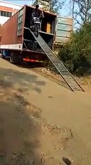 Il se rate en déchargeant une moto d’un camion... douloureux