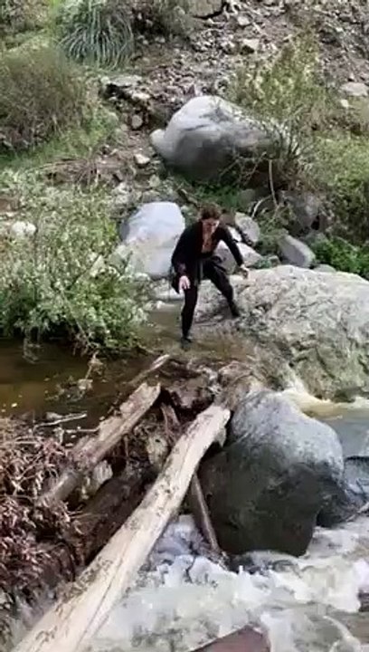 Traverser un pont en bois au dessus de la rivière ? Pas si simple...