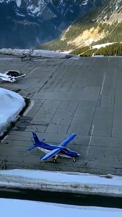 Plus petite piste de décollage d'avions du monde dans les montagnes !