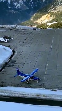 Plus petite piste de décollage d'avions du monde dans les montagnes !