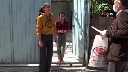 Kapı kapı dolaşıp öğrencilerine kitap ve test dağıttı