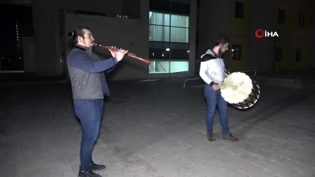 Sağlıkçılardan Elazığ'a özgü, davullu klarnetli sosyal mesafeli sahur halayı