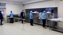 İzmir'de sağlık çalışanları iftarlarını sosyal mesafeyi gözeterek yapıyor