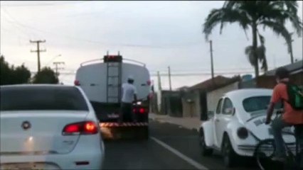 Vídeo mostra homem caindo de caminhão ao pegar 'carona' na Região Norte