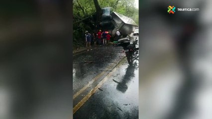 Camión colisiona contra árbol-290420