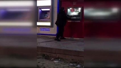 Babasına kızan kadın ATM'leri böyle parçaladı