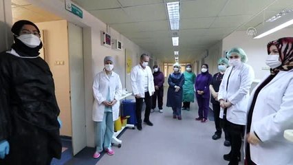 Hastanede duran kalbi yeniden çalıştırılan Kovid-19 hastası alkışlarla taburcu edildi