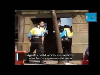 Agentes del Municipio son captados a los besos y apretones de mano