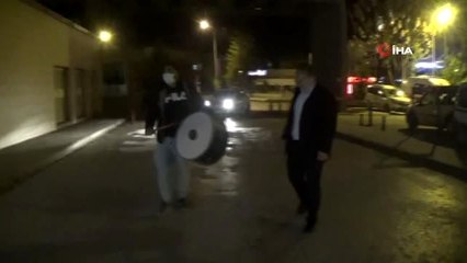 Davulcu çaldı, muhtar sağlık çalışanları için söyledi