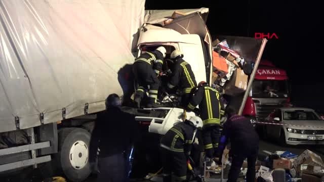 Lastiği yerinden çıkan kamyona arkadan gelen kamyon çarptı TEM Otoyolu trafiğe kapandı