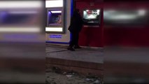Miras meselesi sebebiyle babasına kızan kadın, çekiçle ATM'leri parçaladı