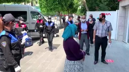 Polis, maske ve broşür dağıttı