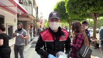 Polis sosyal mesafe uyarısında bulunarak maske dağıttı