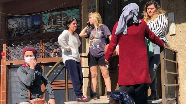 Uzun namlulu silahlarla apartmana giren kişiler mahalleliyi sokağa döktü