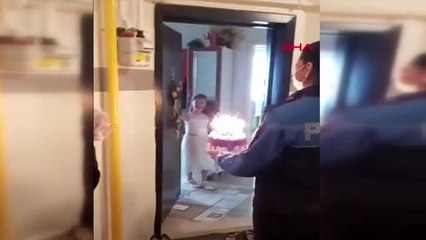Sokağa çıkamayan Ela'ya polisten doğum günü sürprizi