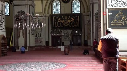 Bursalılar namazlarını Ulucami'de kılıyor