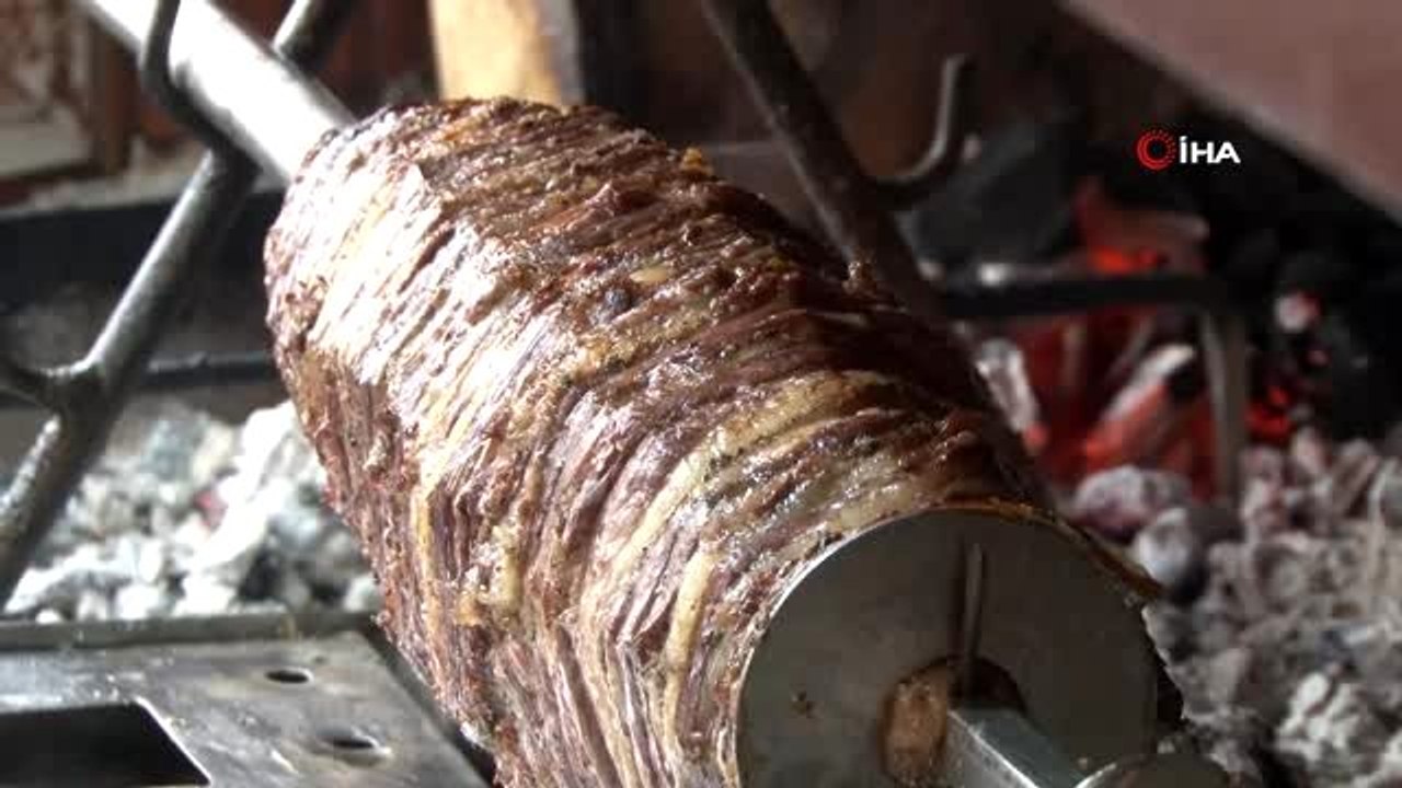 Erzurum'a özgü lezzet "cağ kebap" iftar sofralarının vazgeçilmezi oluyor