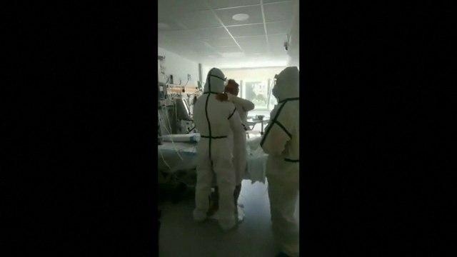 Coronavirus: après 30 jours en réanimation, elle danse un slow avec l'un de ses soignants