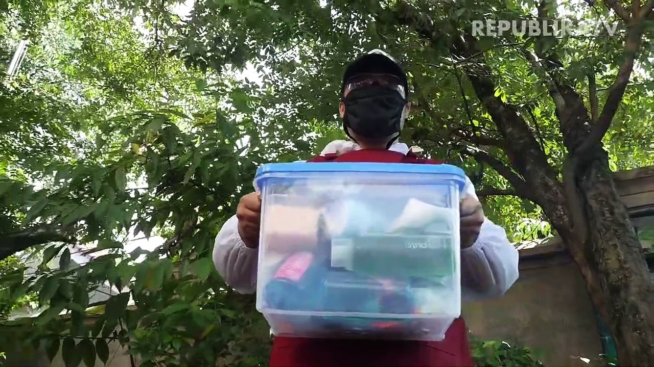 Tukang cukur keliling melakukan pemotongan rambut di rumah warga saat masa pandemi covid-19.