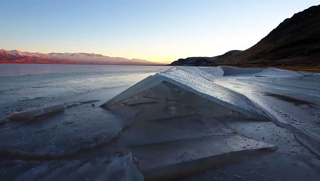 Ce lac gelé a des vagues formées le long du bord !