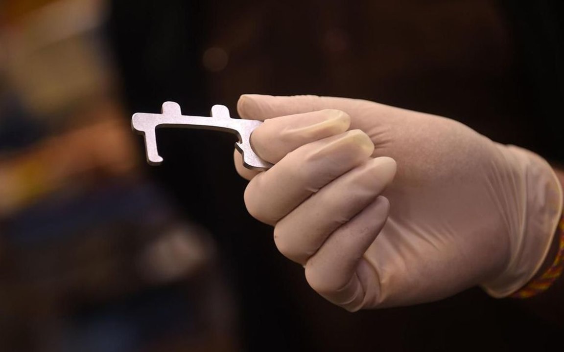 Coronavirus : énorme succès pour ce petit crochet qui permet d’ouvrir les portes sans les mains