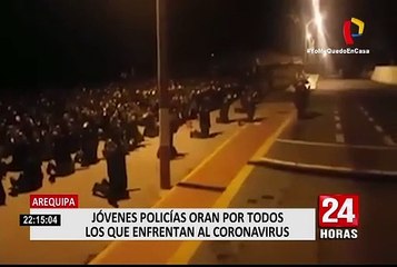 Policías rezan de rodillas y piden por colegas que luchan contra el Covid-19
