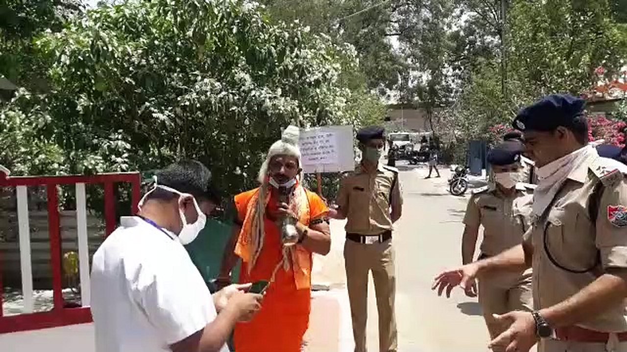 झाँसी में रेलवे कॉलोनीवासियो से डाउनलोड करवाया आरोग्य सेतु एप