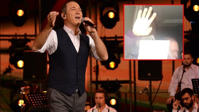 Sümer Ezgü, canlı yayında tabureden düştü