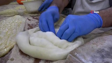 Ramazan'ın en büyük pidesi: 4 metrelik dev pide görenleri şaşırtıyor