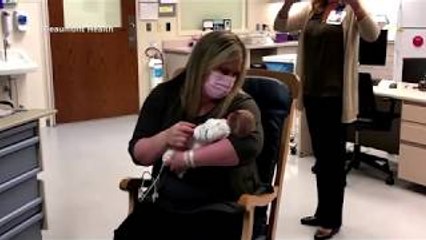 Quarantined parents meet newborn twins for first time