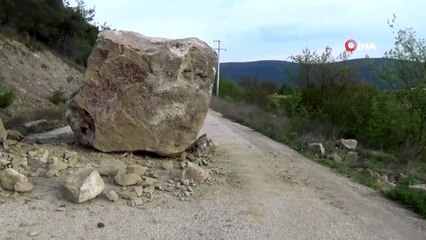 Bilecik'te dağdan düşen kaya parçası 4 köye giden yolu kapattı