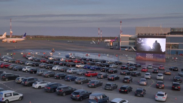 Faute de passagers, l'aéroport de Vilnius se transforme en un cinéma en plein air