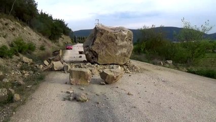 Yola düşen kaya parçası ulaşımı aksattı