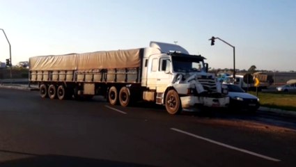 Video herunterladen: Carretas se envolvem em colisão no Trevo Cataratas