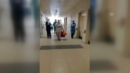 Eşi ve kendisi koronavirüse yakalanınca çocuklarına hastane yönetimi sahip çıktı