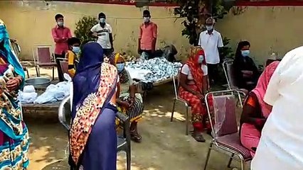 लॉक डाउन में समाजसेवी बढ़ चढ़ कर कर रहे है समाजसेवा
