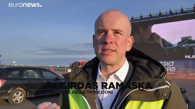 Vilnius, drive-in all'aeroporto. Al cinema nonostante il blocco