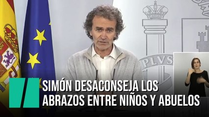 Fernando Simón desaconseja los abrazos entre niños y abuelos: es un riesgo innecesario