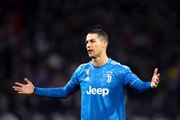 Ronaldo, Dybala'nın koronavirüs testinin yine pozitif çıkmasının ardından İtalya'ya dönmeyi erteledi