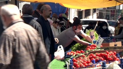 İstanbul'un göbeğinde sosyal mesafesiz ve seçmece pazar alışverişi