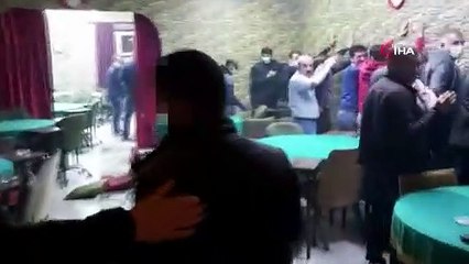 Kumarhanede koronvirüsten korkmadılar, polisten korkup banyoya böyle saklandılar