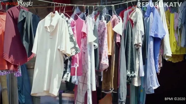 Joko Widodo menunjukkan Kartu Prakerja.