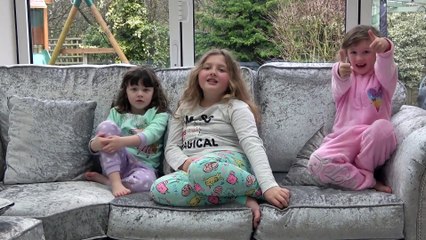 Sophia, Isabella  e Alice Provando Torta de Caramello