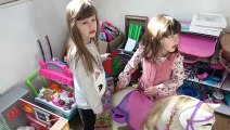 Sophia, Isabella  e Alice visitando o quarto onde guardam seus brinquedos e roupas que quase não usam